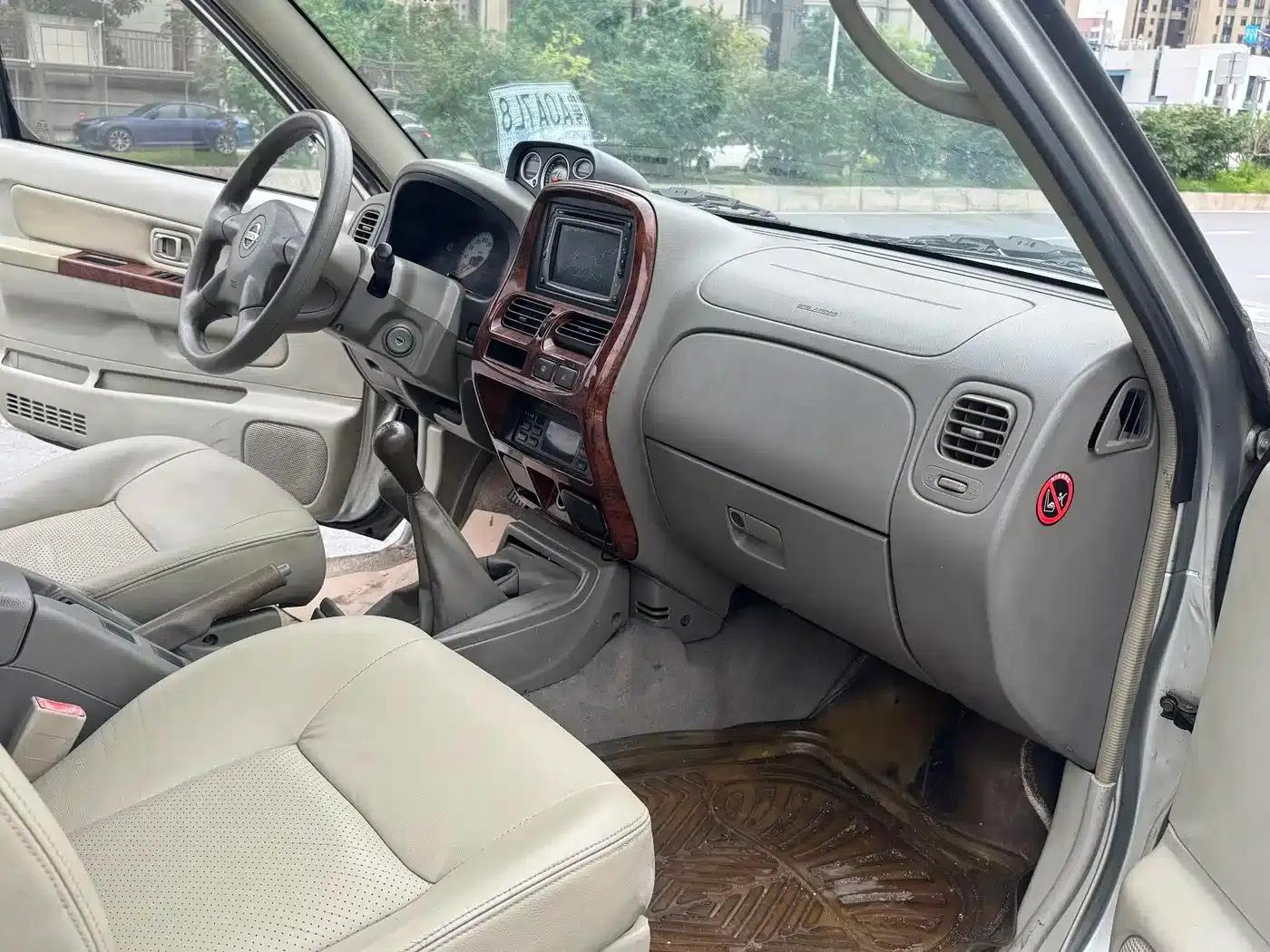 Nissan Paladin 2004 2.4L 4WD Luxury — миниатюра 23