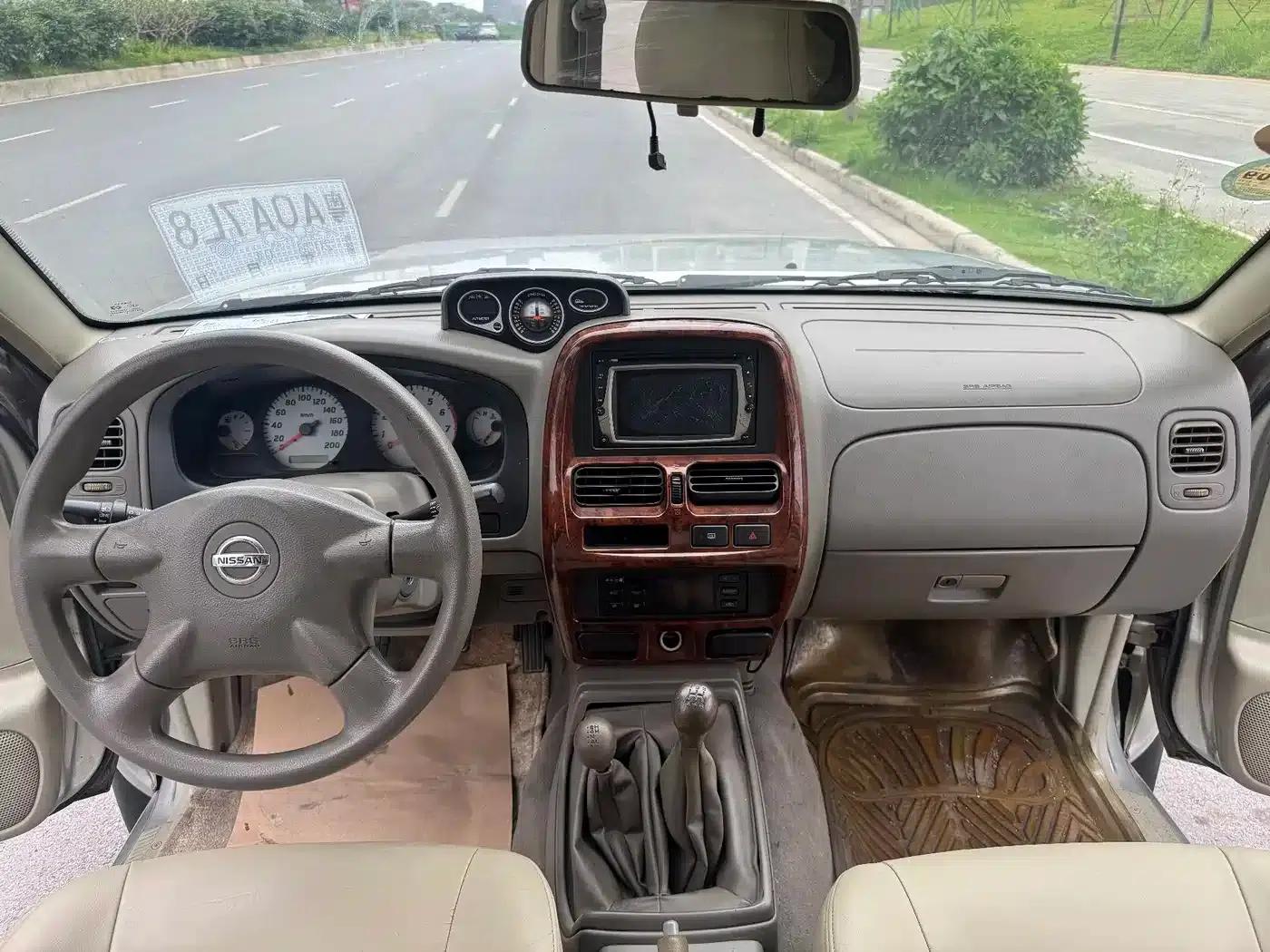Nissan Paladin 2004 2.4L 4WD Luxury — миниатюра 29