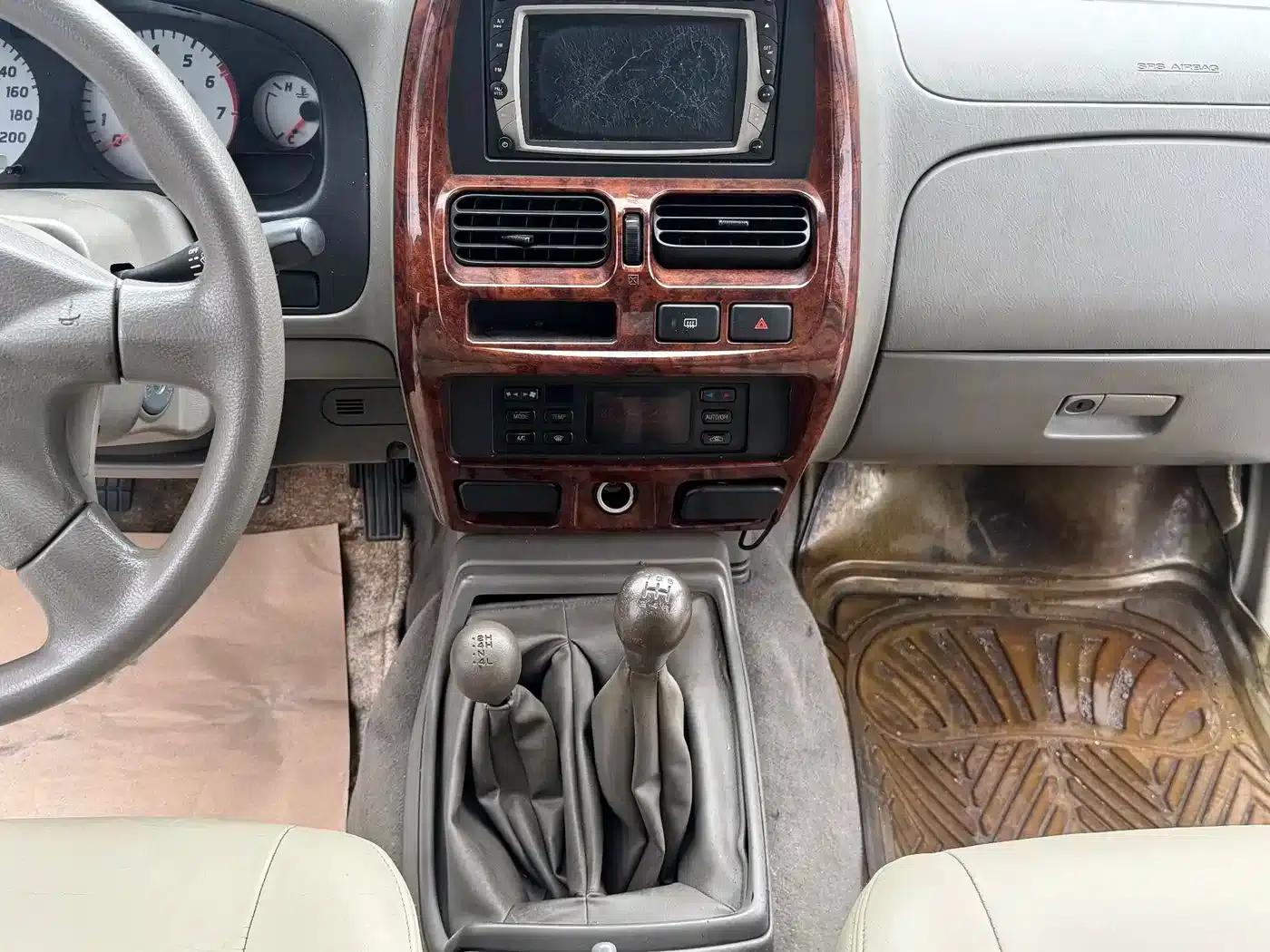 Nissan Paladin 2004 2.4L 4WD Luxury — миниатюра 30