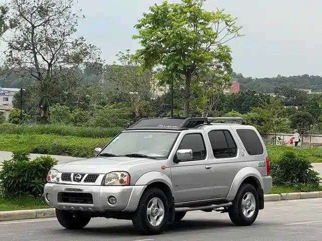 Nissan Paladin 2004 2.4L 4WD Luxury