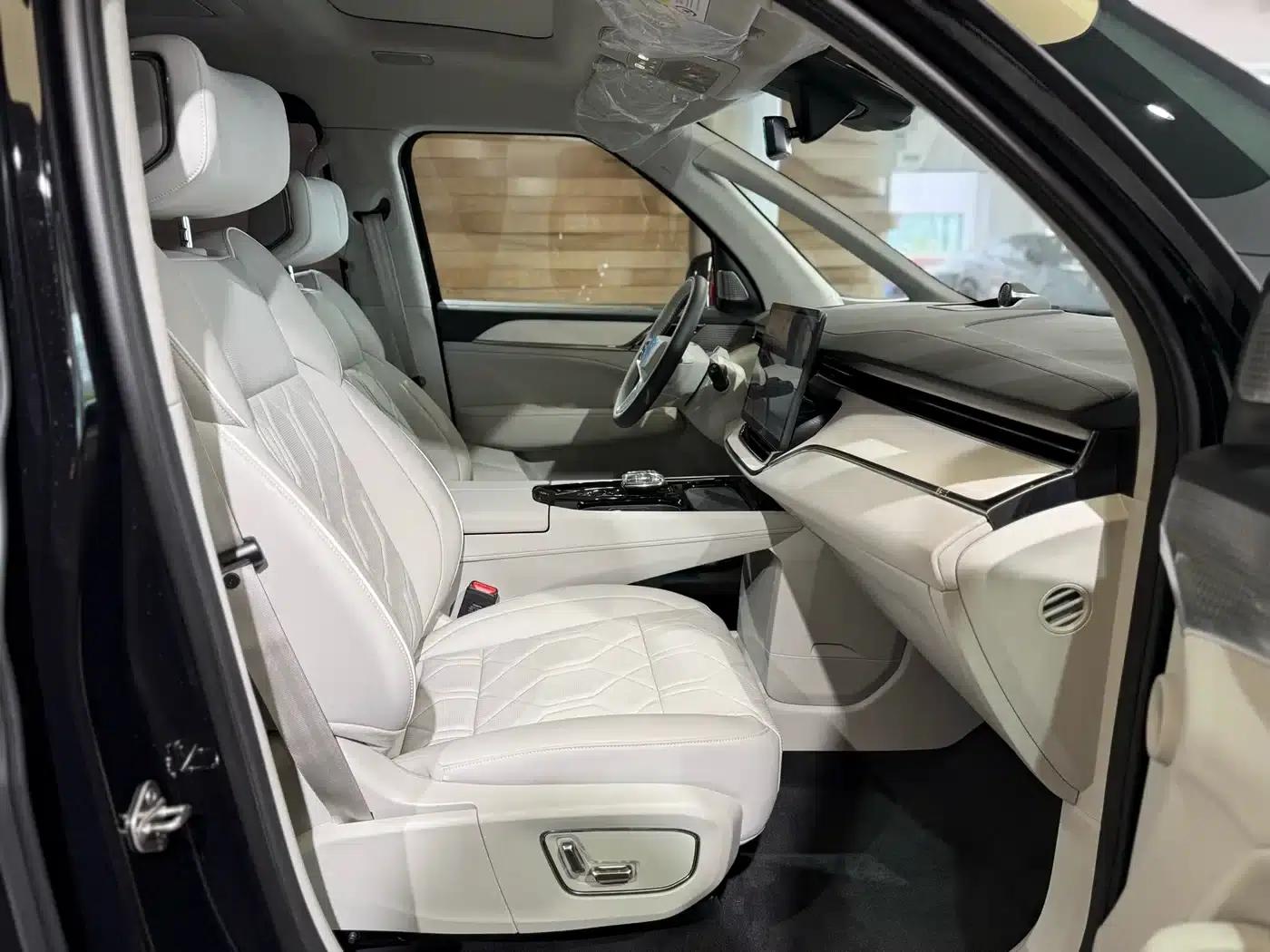 Volvo EM90 2025 Ultra 6-seater — миниатюра 22