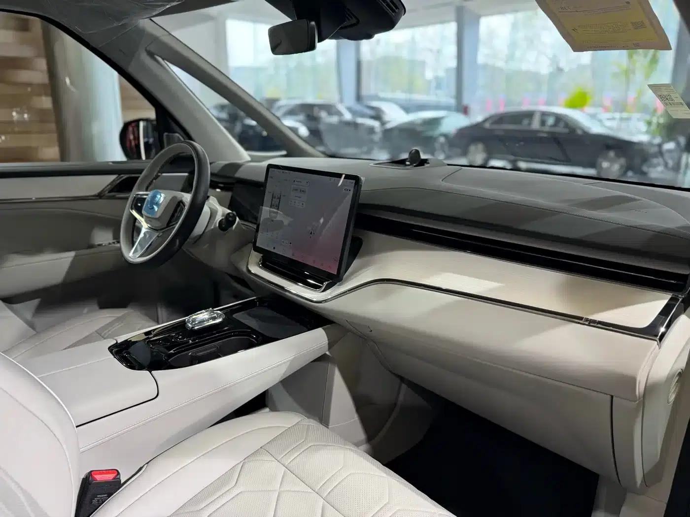 Volvo EM90 2025 Ultra 6-seater — миниатюра 23