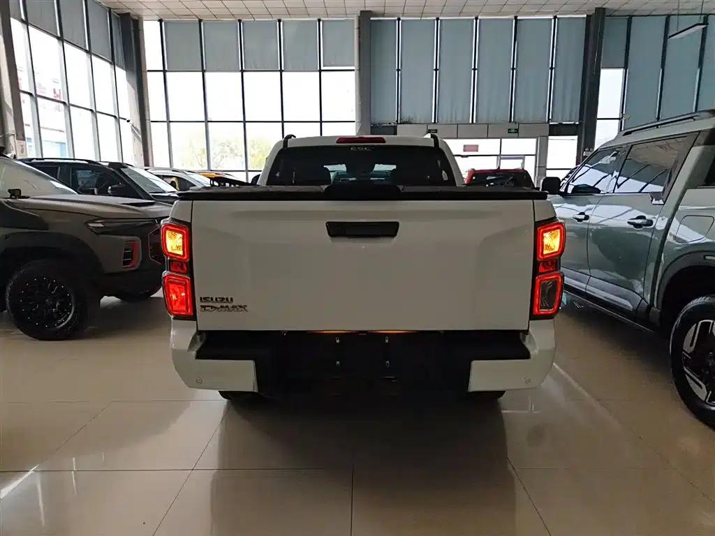 D-MAX 2023 1.9T Automatic 4WD V-CROSS Leading Edition — миниатюра 6