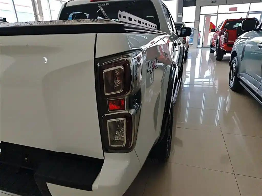 D-MAX 2023 1.9T Automatic 4WD V-CROSS Leading Edition — миниатюра 8