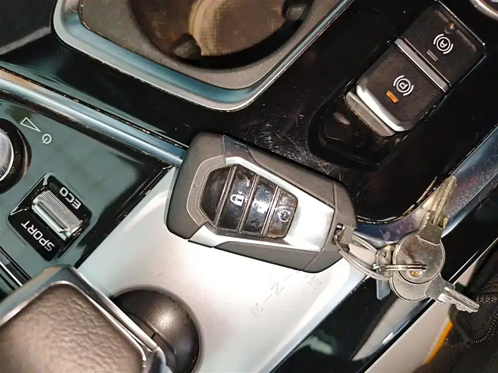 D-MAX 2023 1.9T Automatic 4WD V-CROSS Leading Edition — миниатюра 9