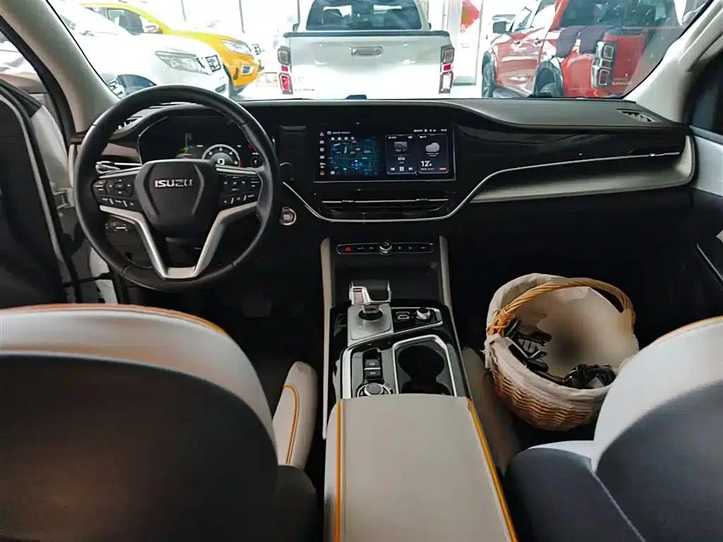 D-MAX 2023 1.9T Automatic 4WD V-CROSS Leading Edition — миниатюра 10