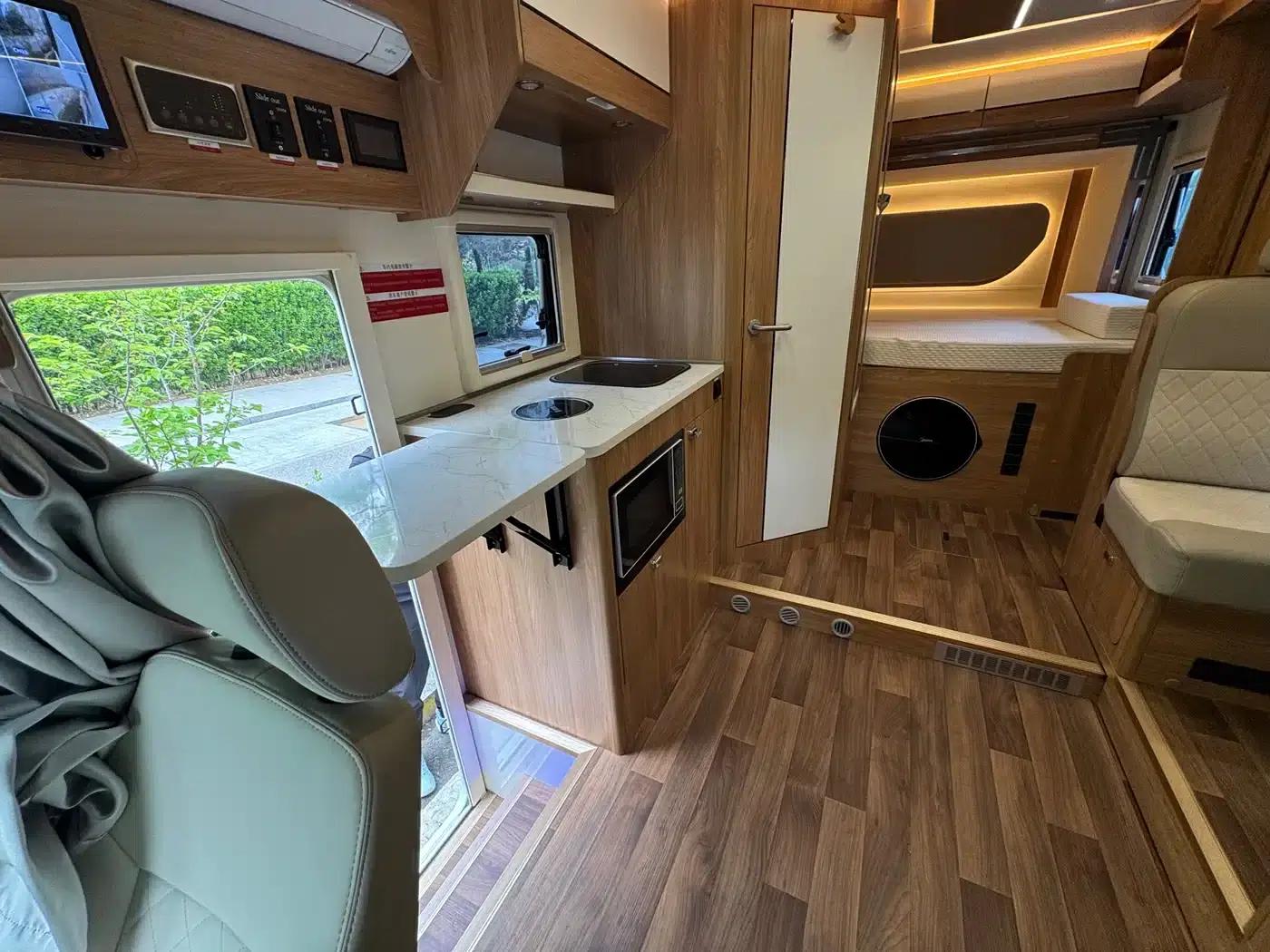 Iveco Daily Longcui No. 6 Double-Extension Motorhome, 2025 Model, 3.0L Automatic — миниатюра 15