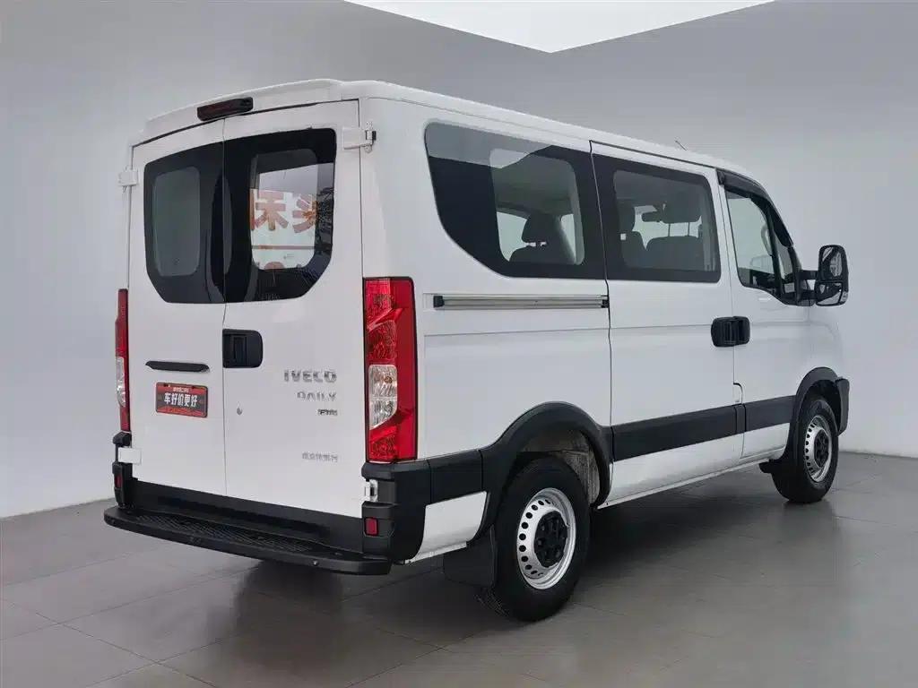Iveco Daily 2021 2.0T Manual Short Wheelbase Low Roof Side Sliding Door F1A — миниатюра 2