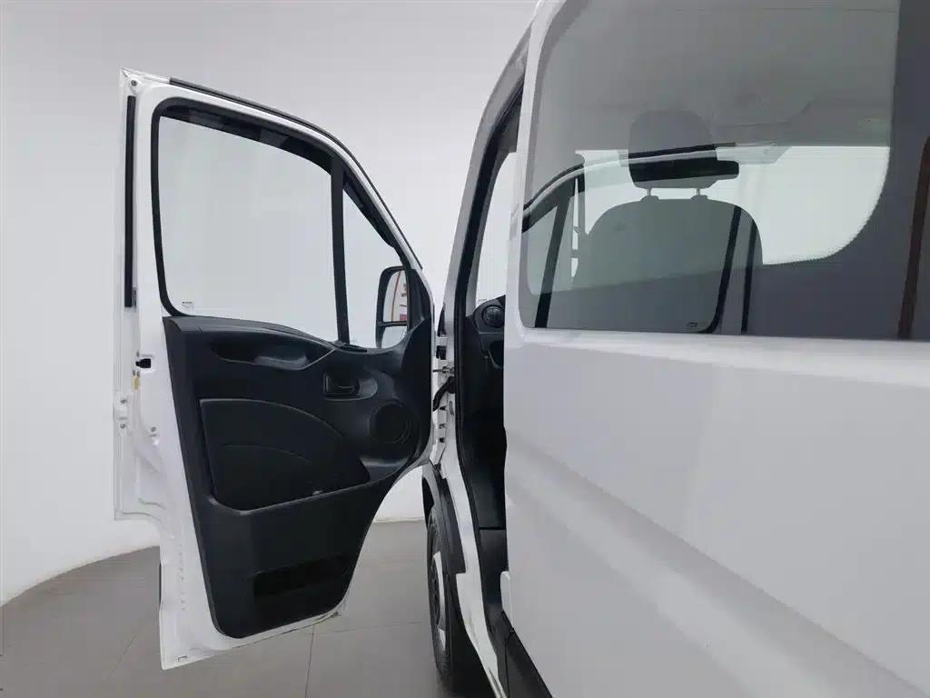 Iveco Daily 2021 2.0T Manual Short Wheelbase Low Roof Side Sliding Door F1A — миниатюра 8