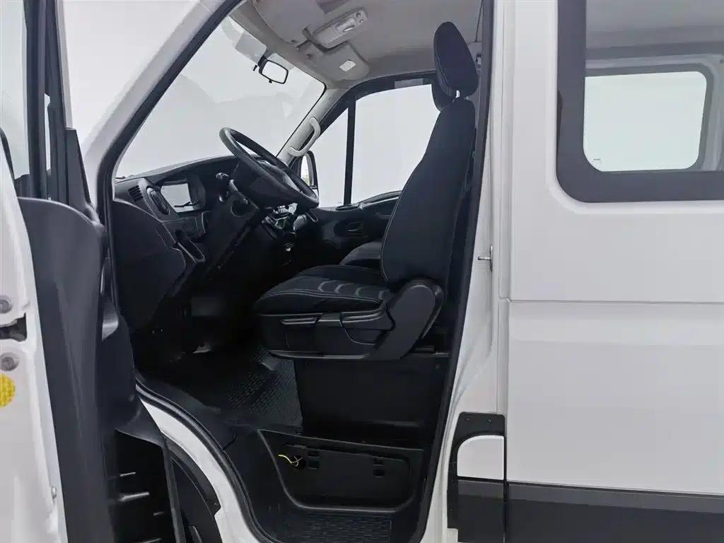 Iveco Daily 2021 2.0T Manual Short Wheelbase Low Roof Side Sliding Door F1A — миниатюра 10