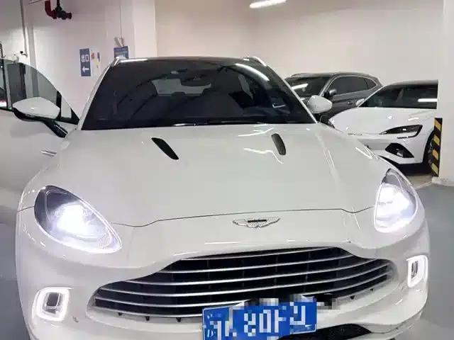 Aston Martin DBX 2022 3.0T STRAIGHT-SIX