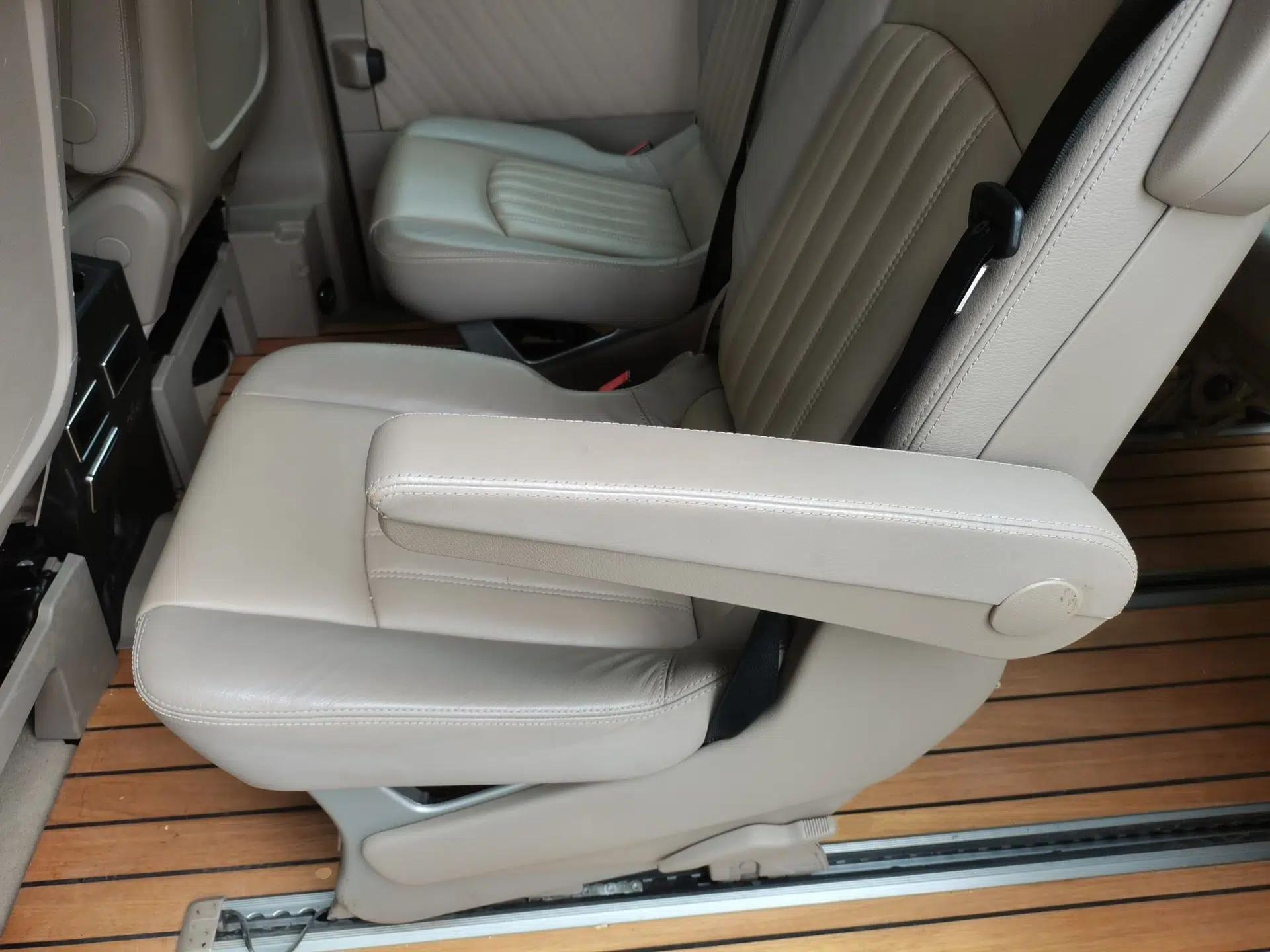 Mercedes-Benz Viano 2011 2.5L Luxury Edition — миниатюра 18