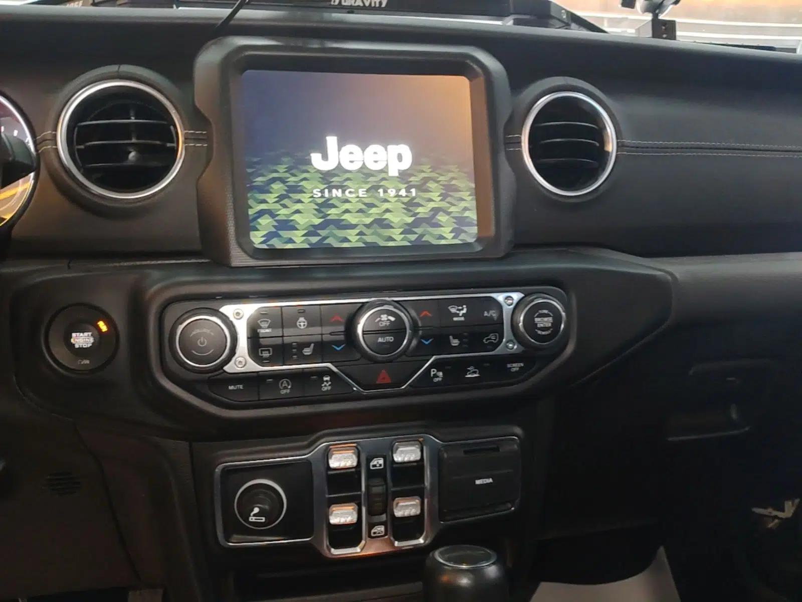 Jeep Gladiator 2022 3.6L Pioneer Edition — миниатюра 16