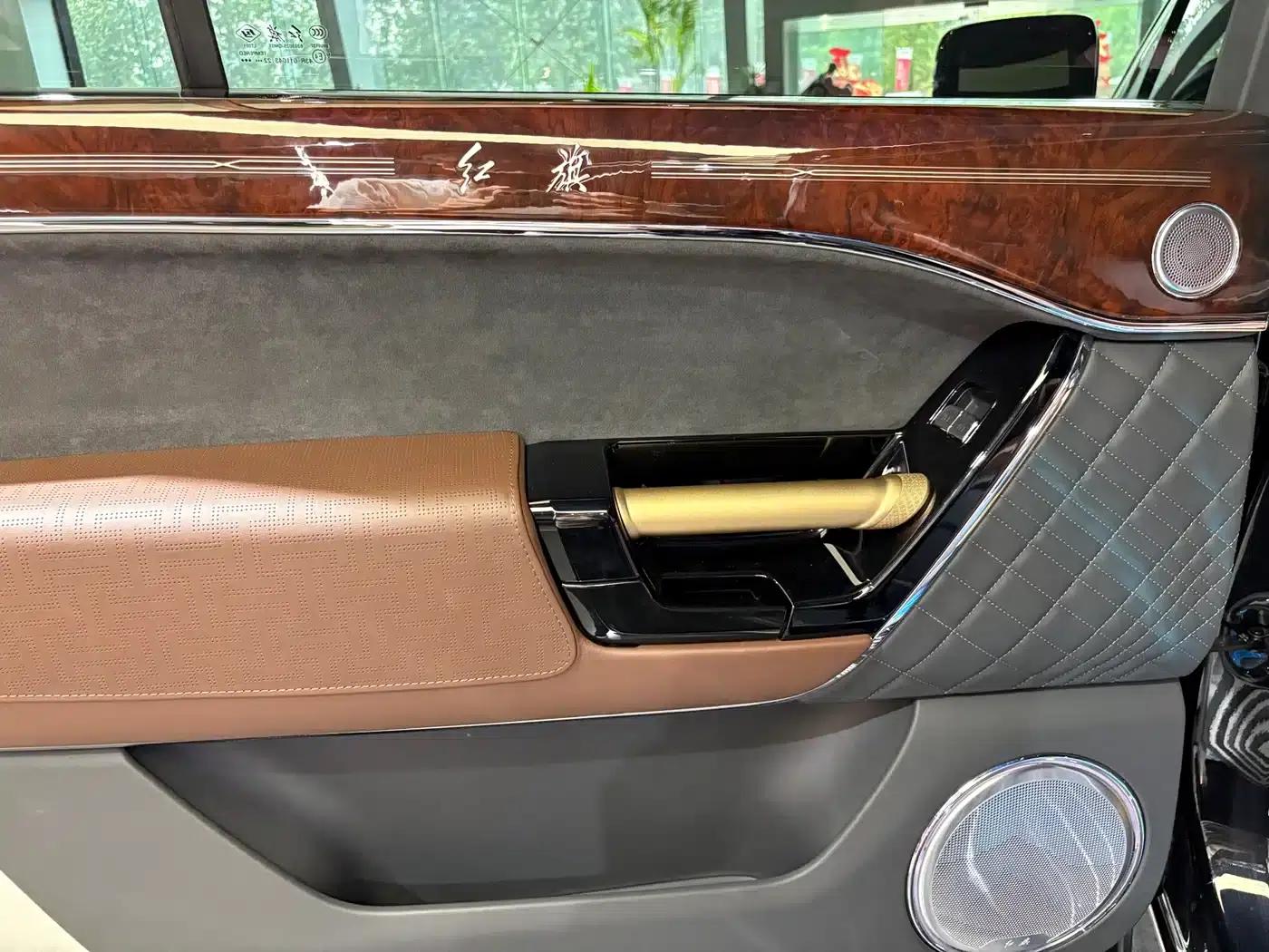 Hongqi Golden Sunflower National Glory 2022 4.0T Elegant Flagship Edition 6-seater — миниатюра 15