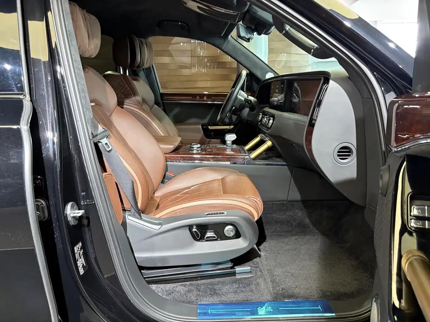 Hongqi Golden Sunflower National Glory 2022 4.0T Elegant Flagship Edition 6-seater — миниатюра 16