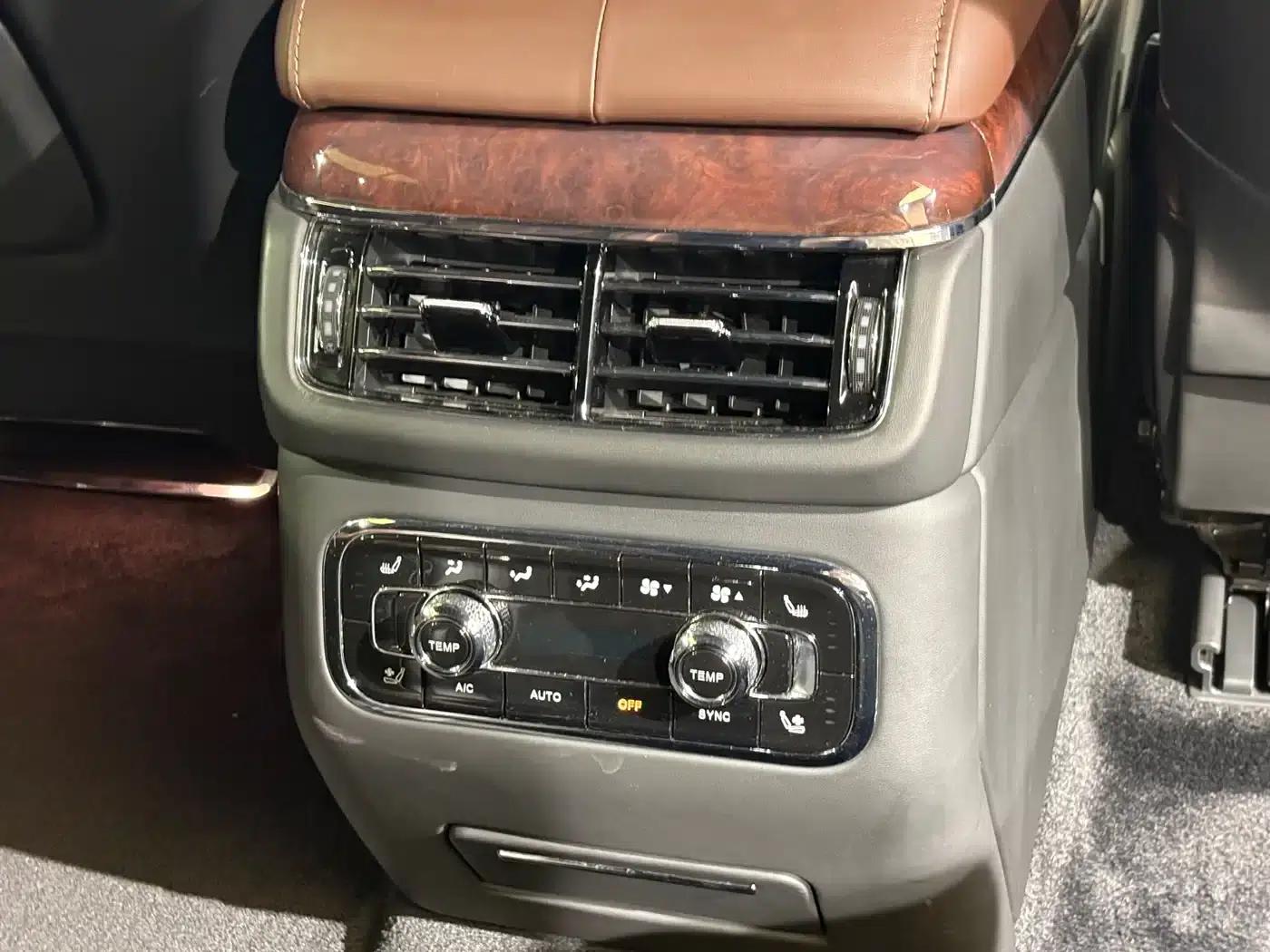Hongqi Golden Sunflower National Glory 2022 4.0T Elegant Flagship Edition 6-seater — миниатюра 19