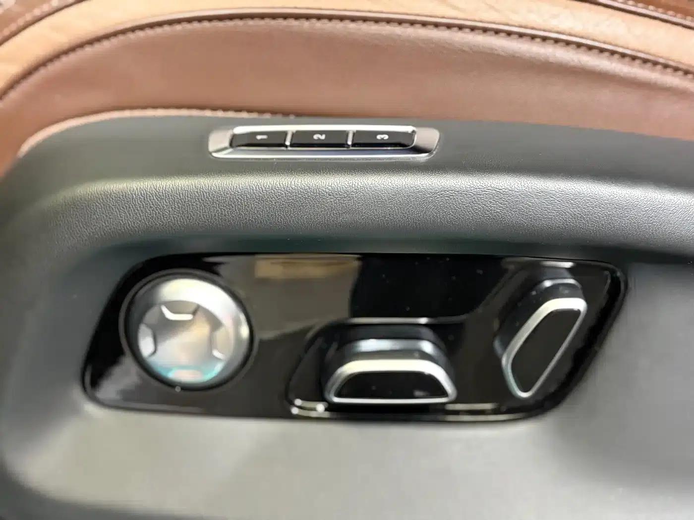 Hongqi Golden Sunflower National Glory 2022 4.0T Elegant Flagship Edition 6-seater — миниатюра 20