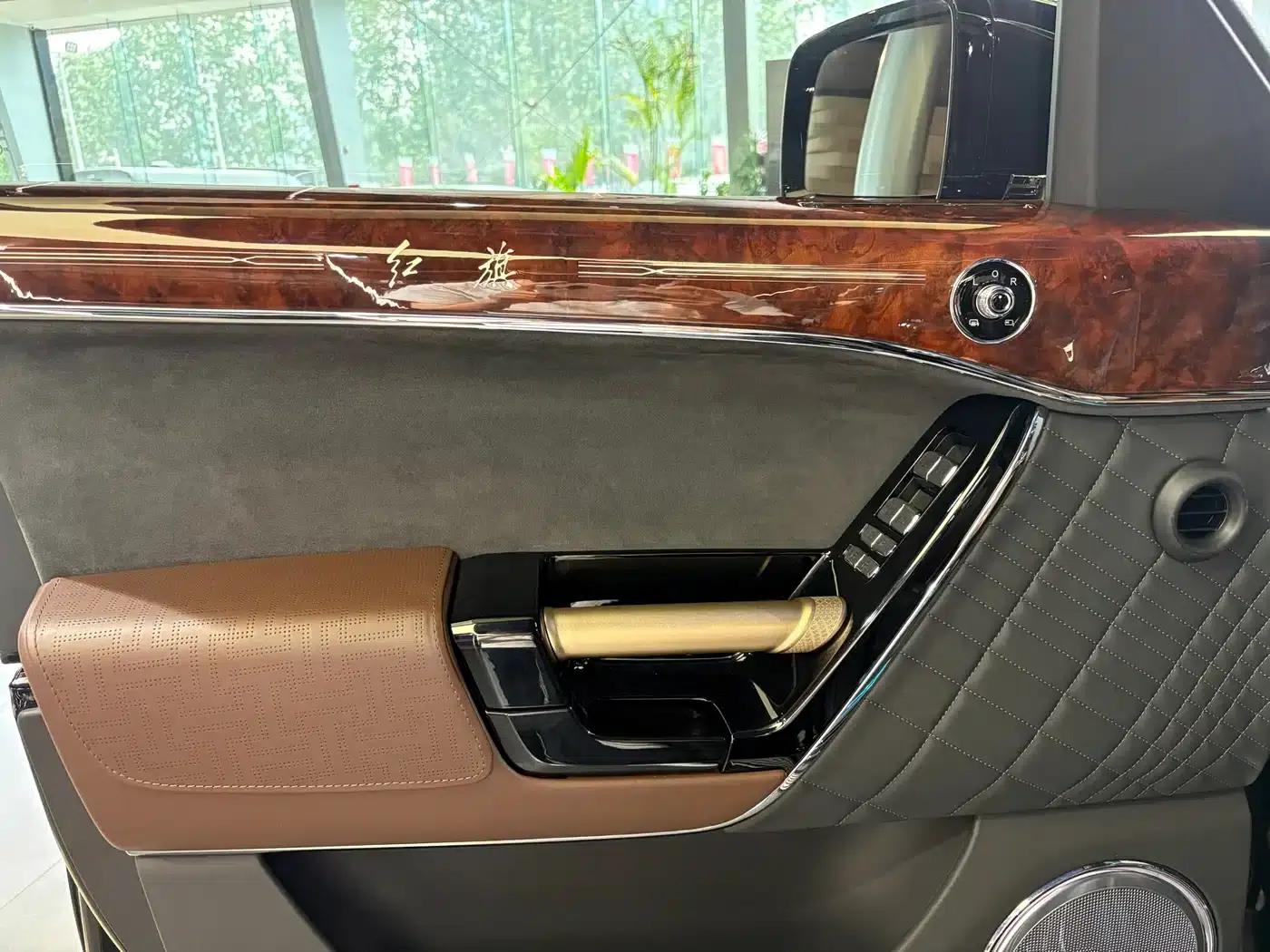 Hongqi Golden Sunflower National Glory 2022 4.0T Elegant Flagship Edition 6-seater — миниатюра 9