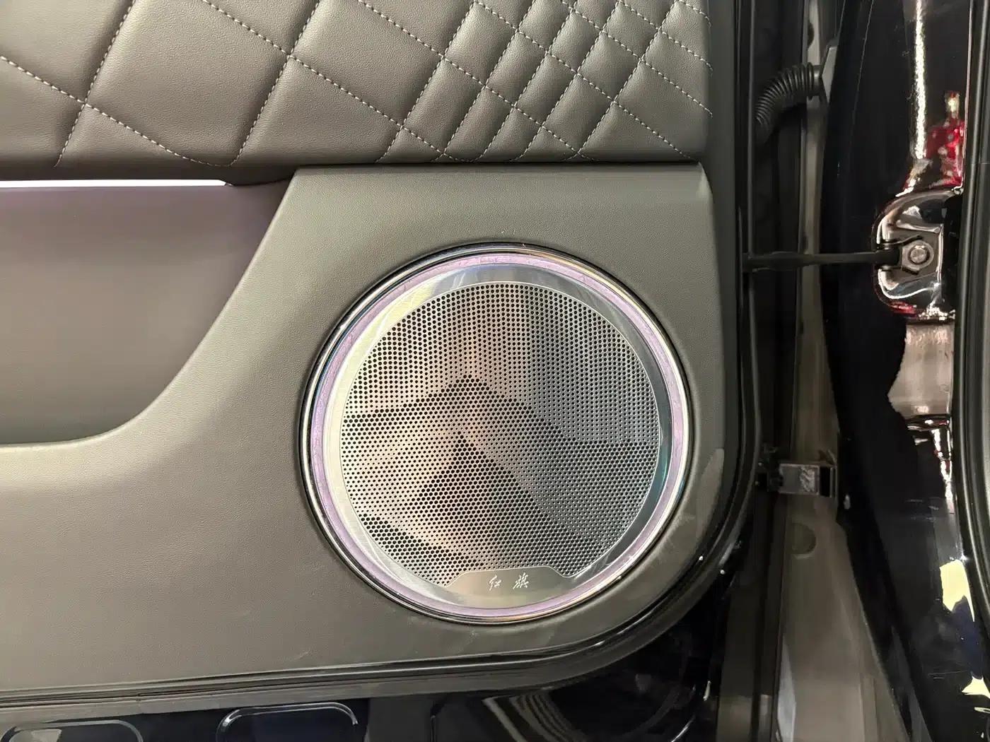 Hongqi Golden Sunflower National Glory 2022 4.0T Elegant Flagship Edition 6-seater — миниатюра 10