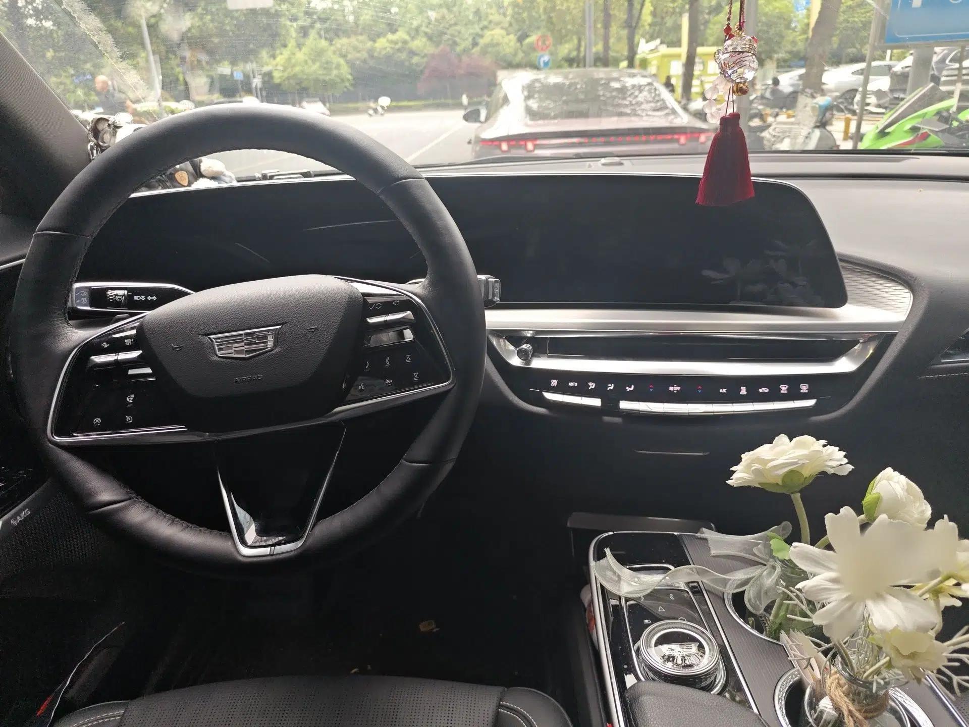 Cadillac LYRIQ 2024 Rear-Drive Standard Range Luxury Edition — миниатюра 18