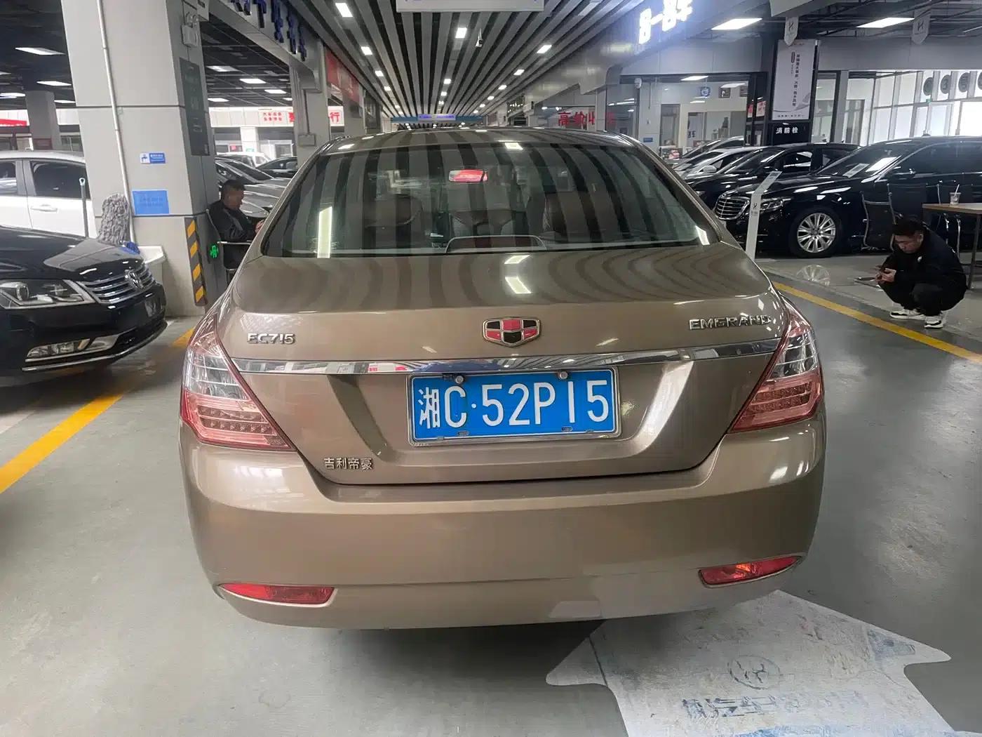 Geely Emgrand Classic 2013 Sedan 1.5L Manual Entry-Level — миниатюра 4