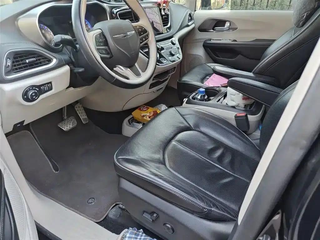 2017 Imported Grand Voyager 3.6L Premium Edition — миниатюра 14