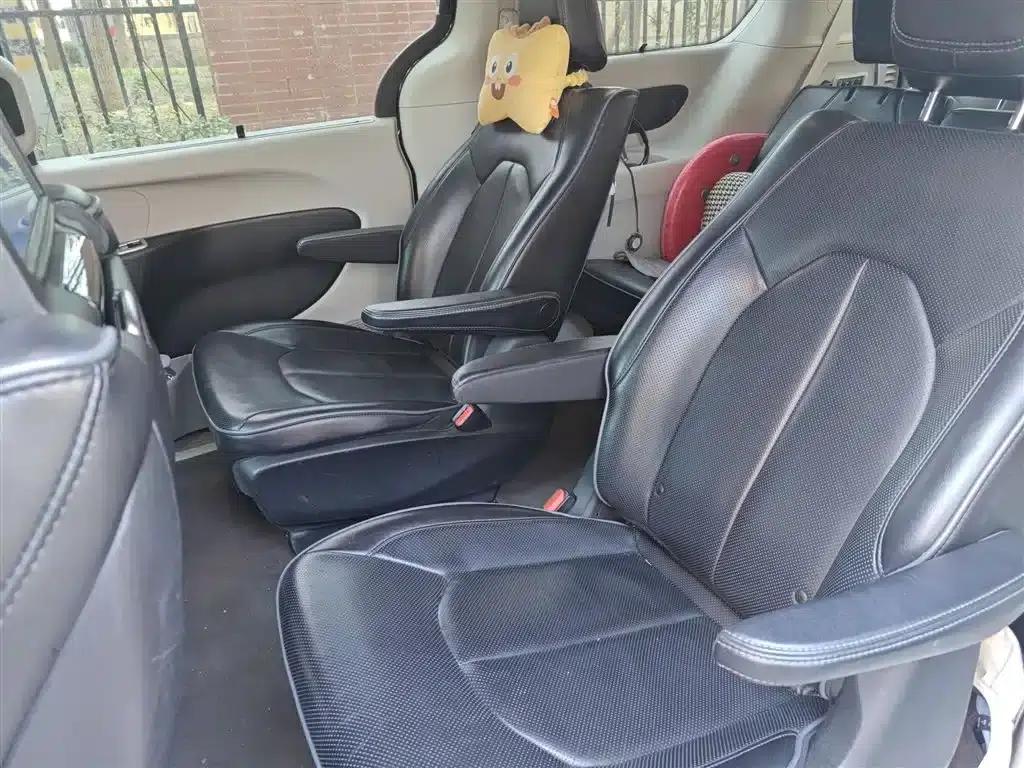 2017 Imported Grand Voyager 3.6L Premium Edition — миниатюра 15