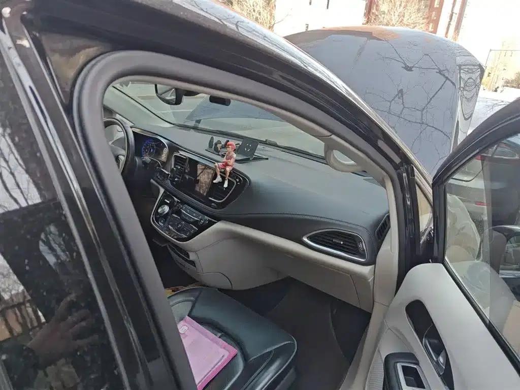 2017 Imported Grand Voyager 3.6L Premium Edition — миниатюра 20