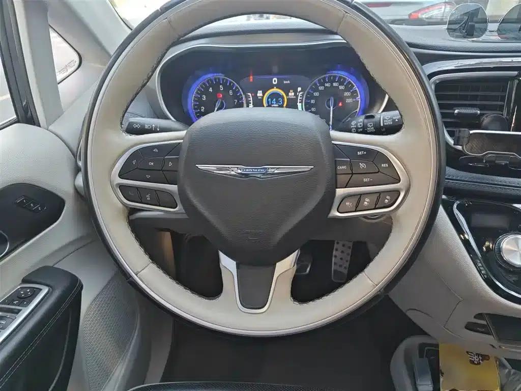 2017 Imported Grand Voyager 3.6L Premium Edition — миниатюра 3