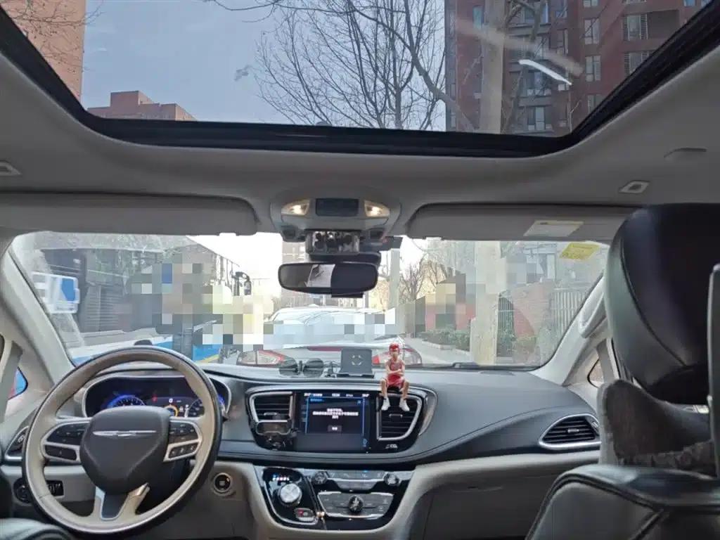 2017 Imported Grand Voyager 3.6L Premium Edition — миниатюра 9