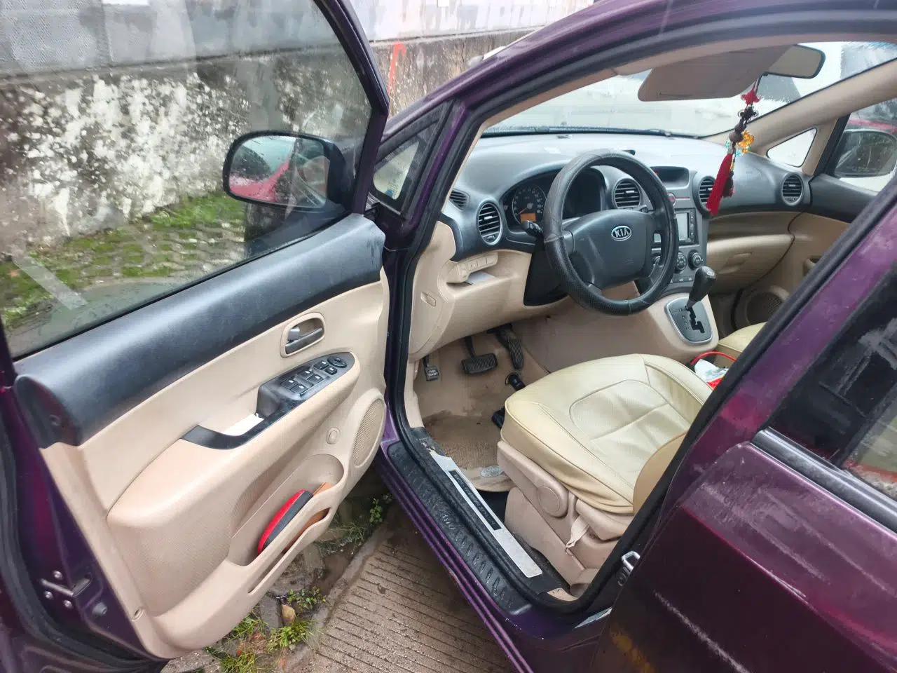 Kia Carens 2011 2.0L 7-Seater Automatic Standard Edition — миниатюра 17