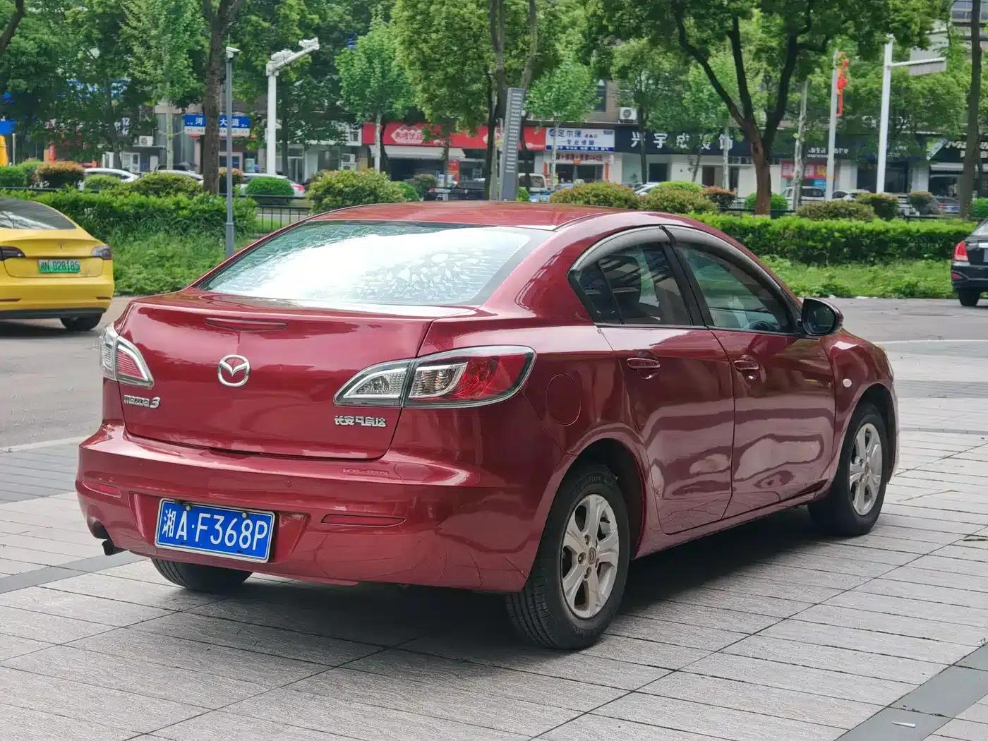 Mazda 3 Axela 2015 Sedan 1.6L Automatic Comfort Model — миниатюра 9
