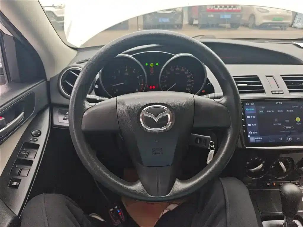Mazda 3 Axela 2015 Sedan 1.6L Automatic Comfort Model — миниатюра 11