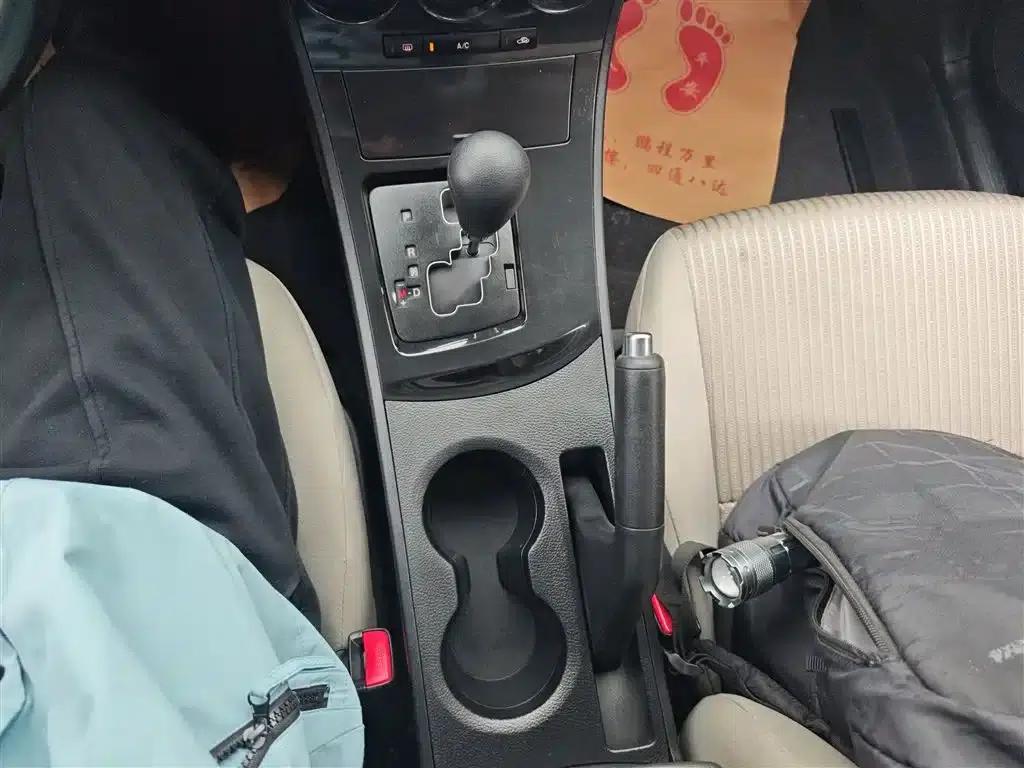 Mazda 3 Axela 2015 Sedan 1.6L Automatic Comfort Model — миниатюра 14