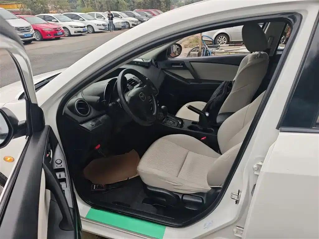 Mazda 3 Axela 2015 Sedan 1.6L Automatic Comfort Model — миниатюра 15
