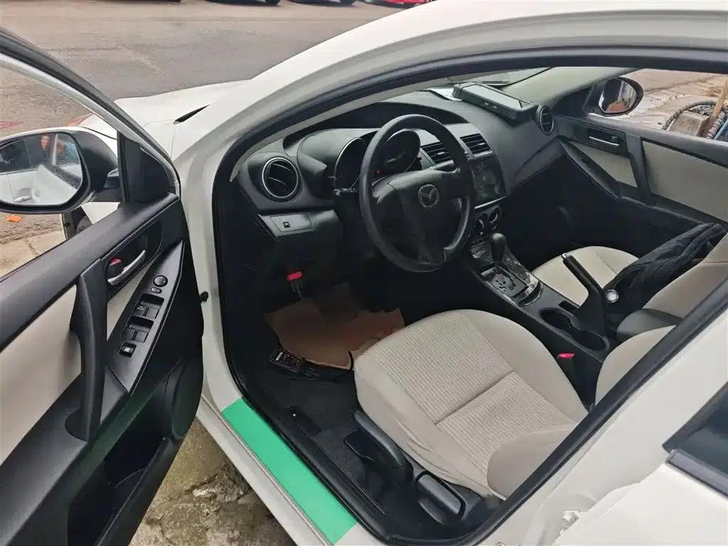 Mazda 3 Axela 2015 Sedan 1.6L Automatic Comfort Model — миниатюра 16
