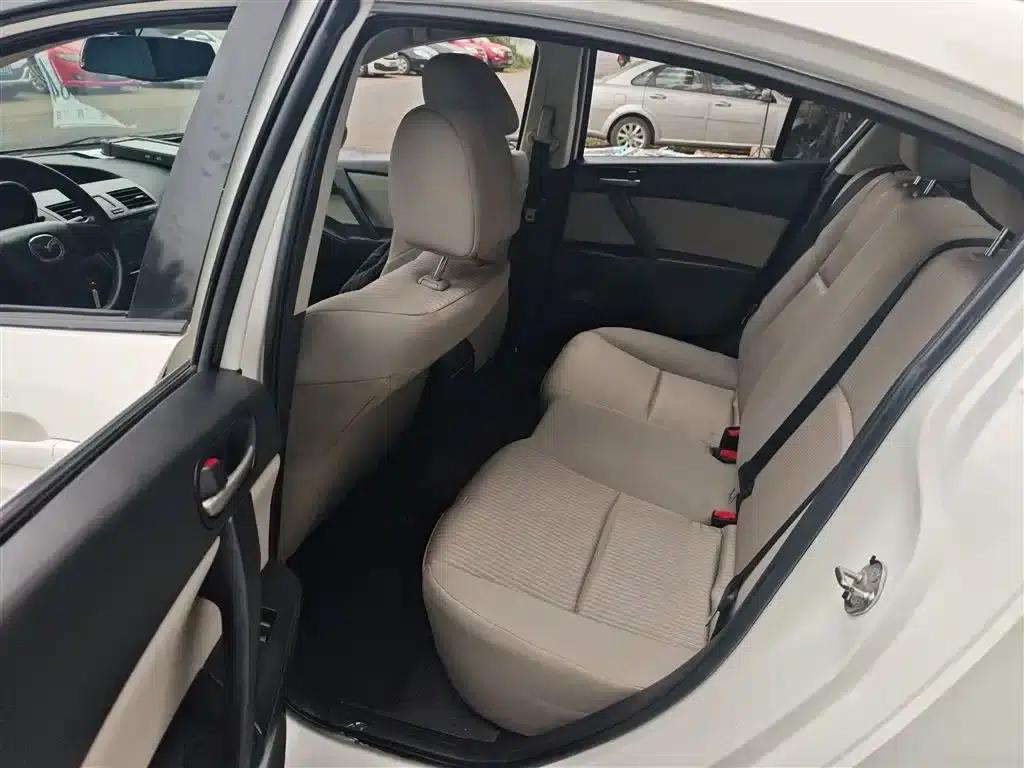 Mazda 3 Axela 2015 Sedan 1.6L Automatic Comfort Model — миниатюра 17