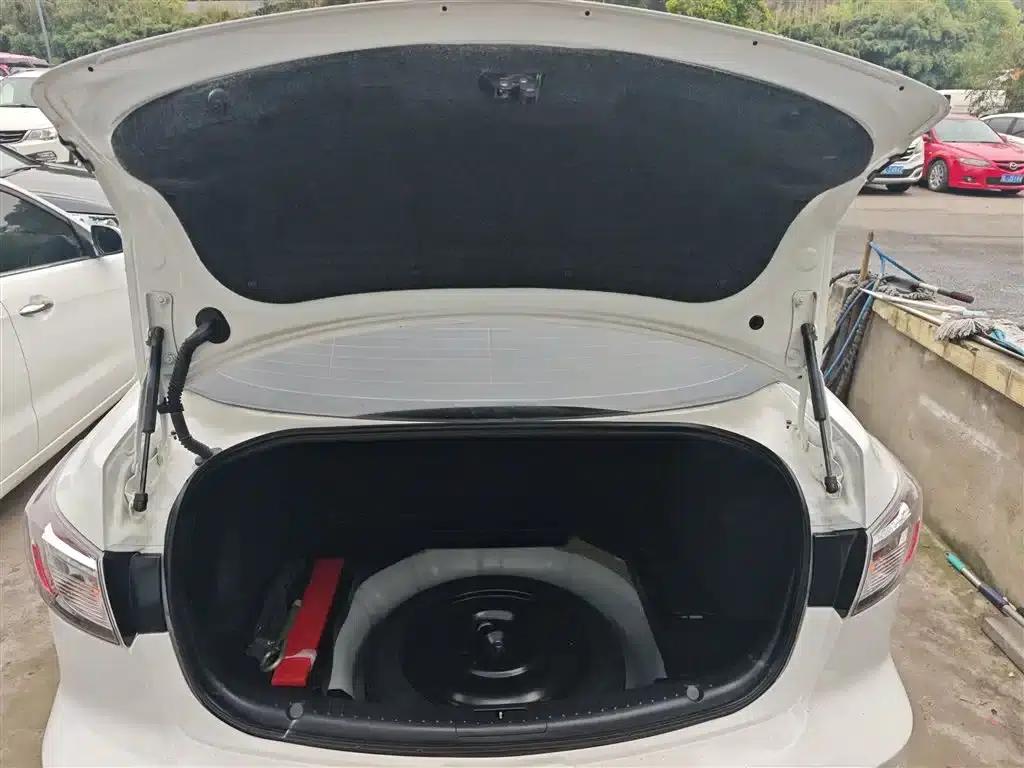 Mazda 3 Axela 2015 Sedan 1.6L Automatic Comfort Model — миниатюра 19