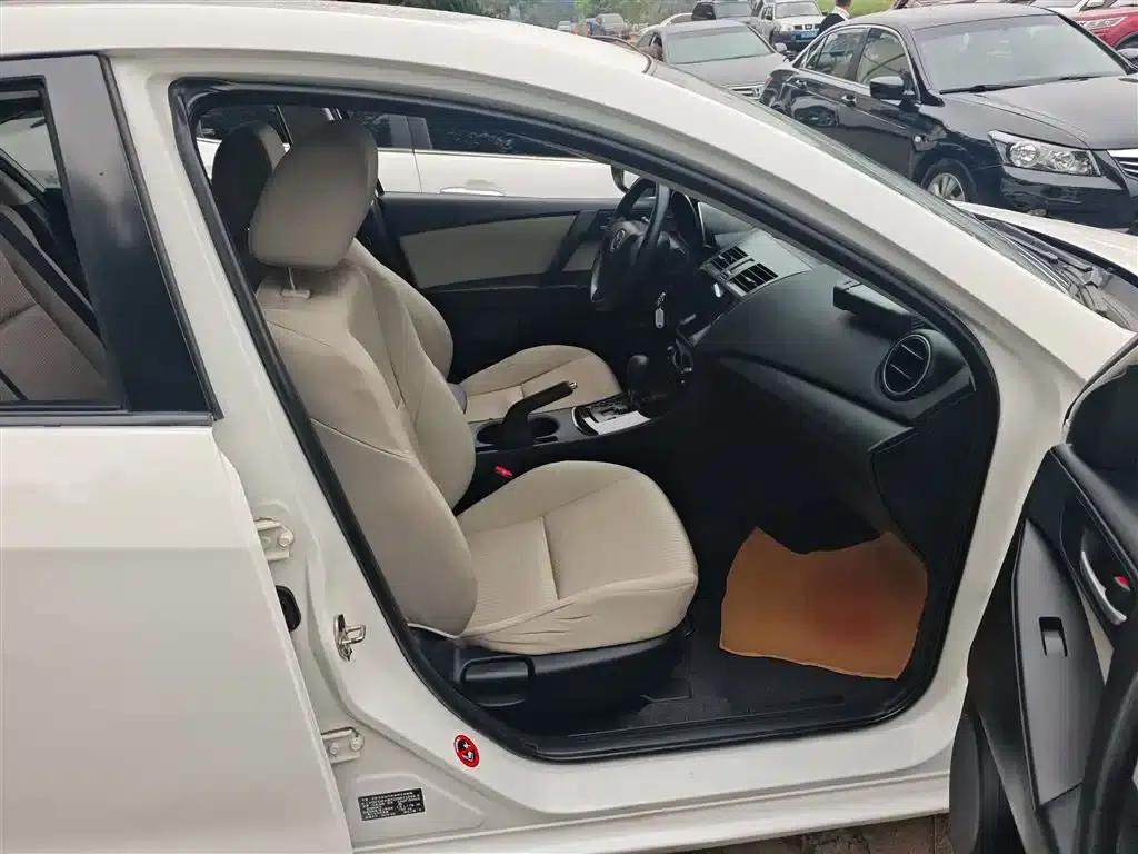 Mazda 3 Axela 2015 Sedan 1.6L Automatic Comfort Model — миниатюра 25