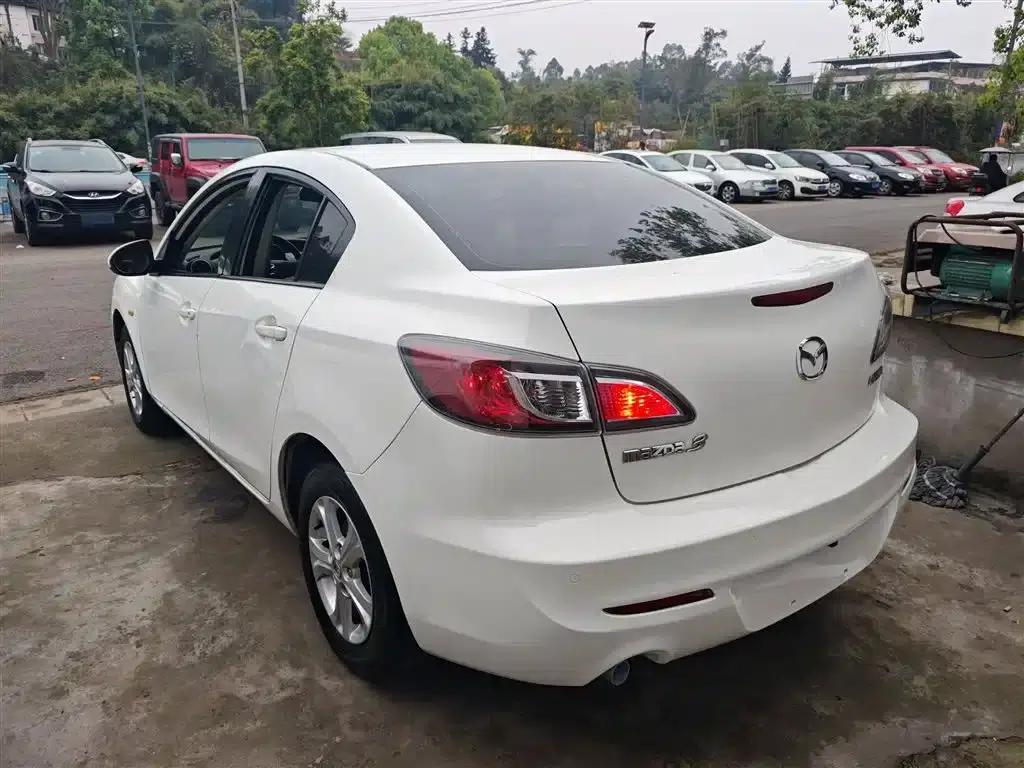 Mazda 3 Axela 2015 Sedan 1.6L Automatic Comfort Model — миниатюра 5