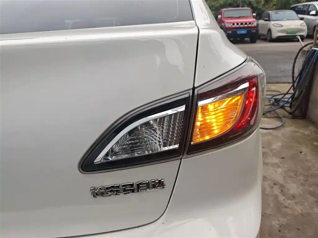 Mazda 3 Axela 2015 Sedan 1.6L Automatic Comfort Model — миниатюра 8
