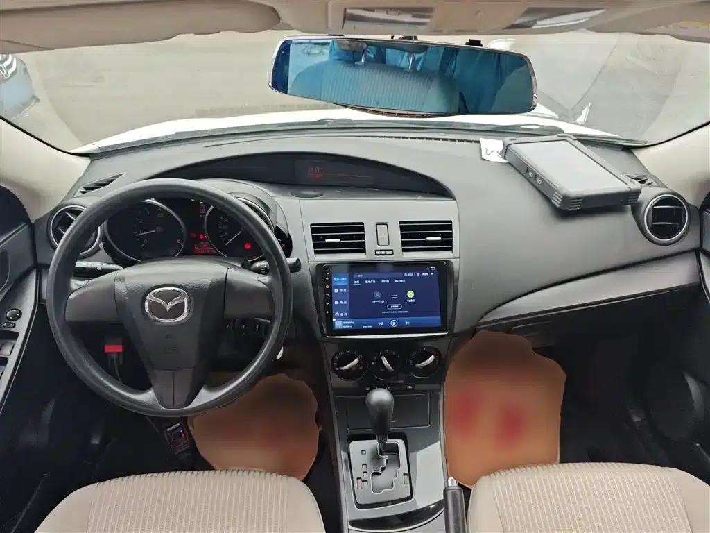Mazda 3 Axela 2015 Sedan 1.6L Automatic Comfort Model — миниатюра 10