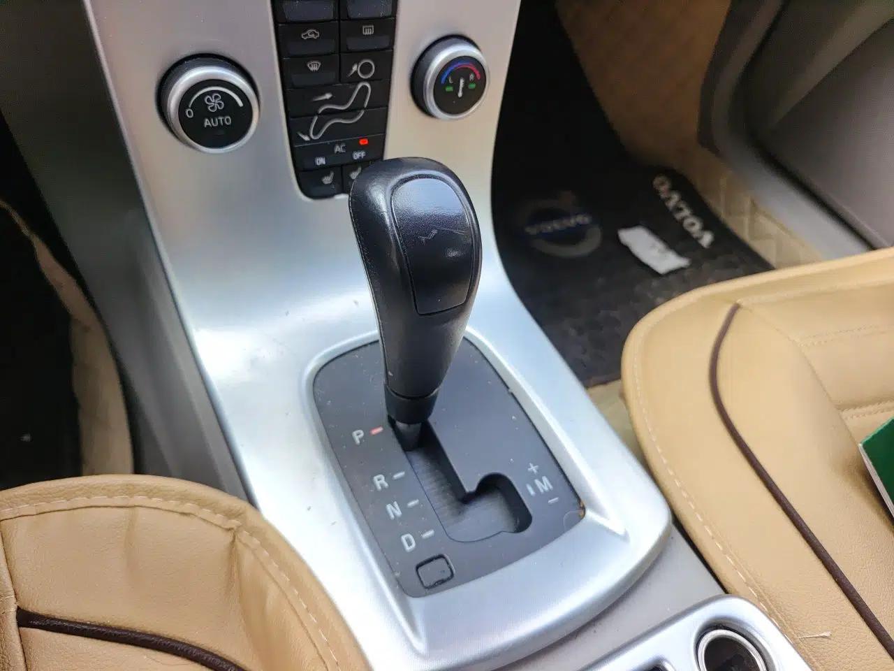 Volvo S40 2011 2.0L Automatic Zhiya Edition — миниатюра 15