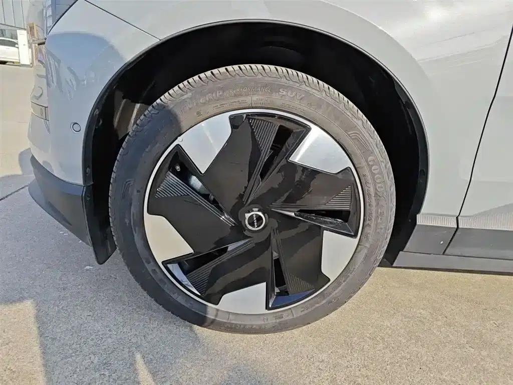 Volvo EX30 2025 Rear-Wheel Drive Long Range Ultra — миниатюра 25