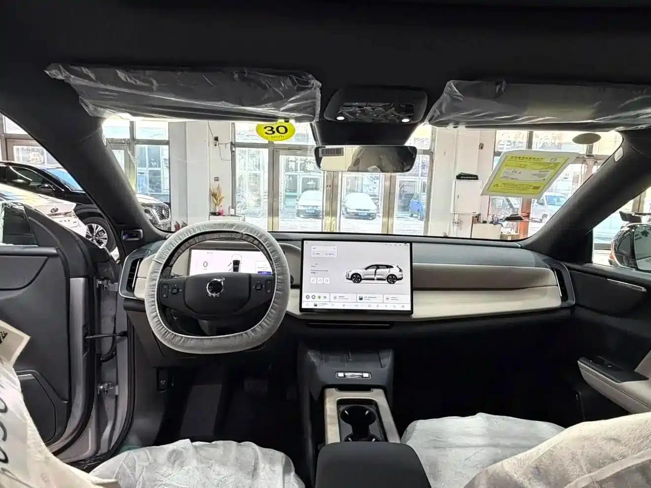 2026 Volvo XC70 Plug-in Hybrid, All-Wheel Drive, Extended Range Plus — миниатюра 13