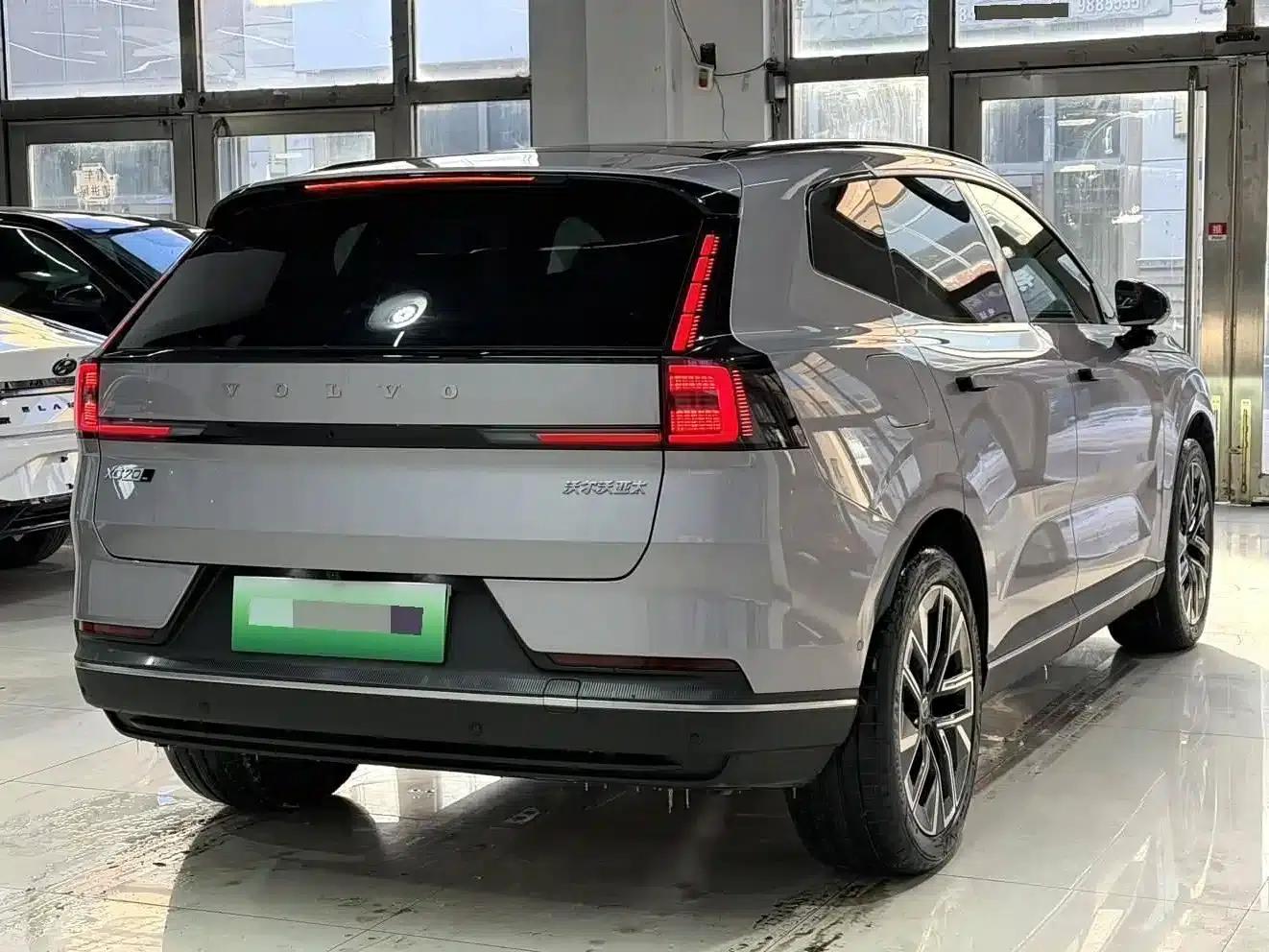 2026 Volvo XC70 Plug-in Hybrid, All-Wheel Drive, Extended Range Plus — миниатюра 3