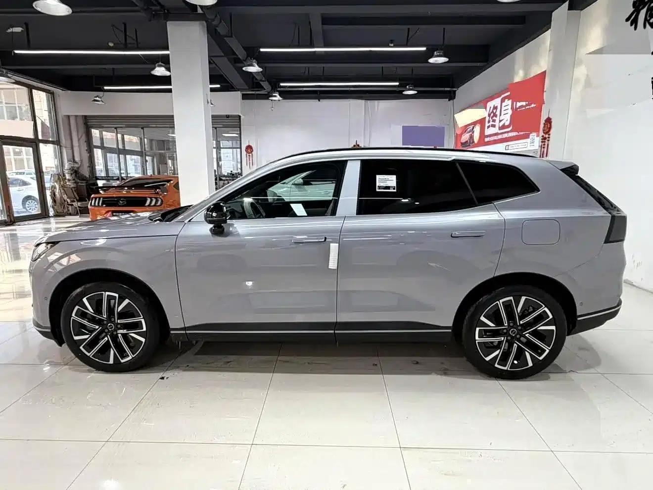 2026 Volvo XC70 Plug-in Hybrid, All-Wheel Drive, Extended Range Plus — миниатюра 4