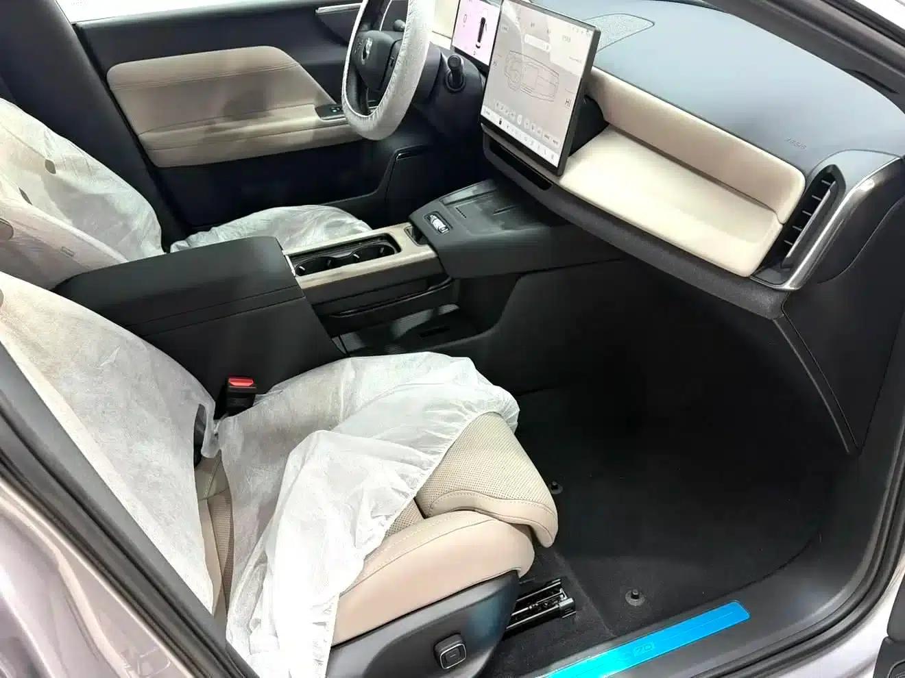 2026 Volvo XC70 Plug-in Hybrid, All-Wheel Drive, Extended Range Plus — миниатюра 8
