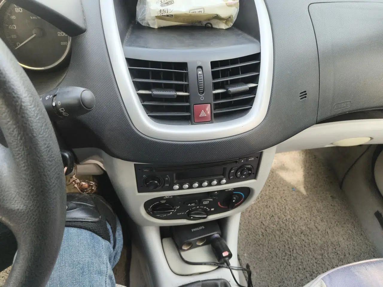 Peugeot 207 2011 Hatchback 1.4L Manual Yule Edition — миниатюра 14