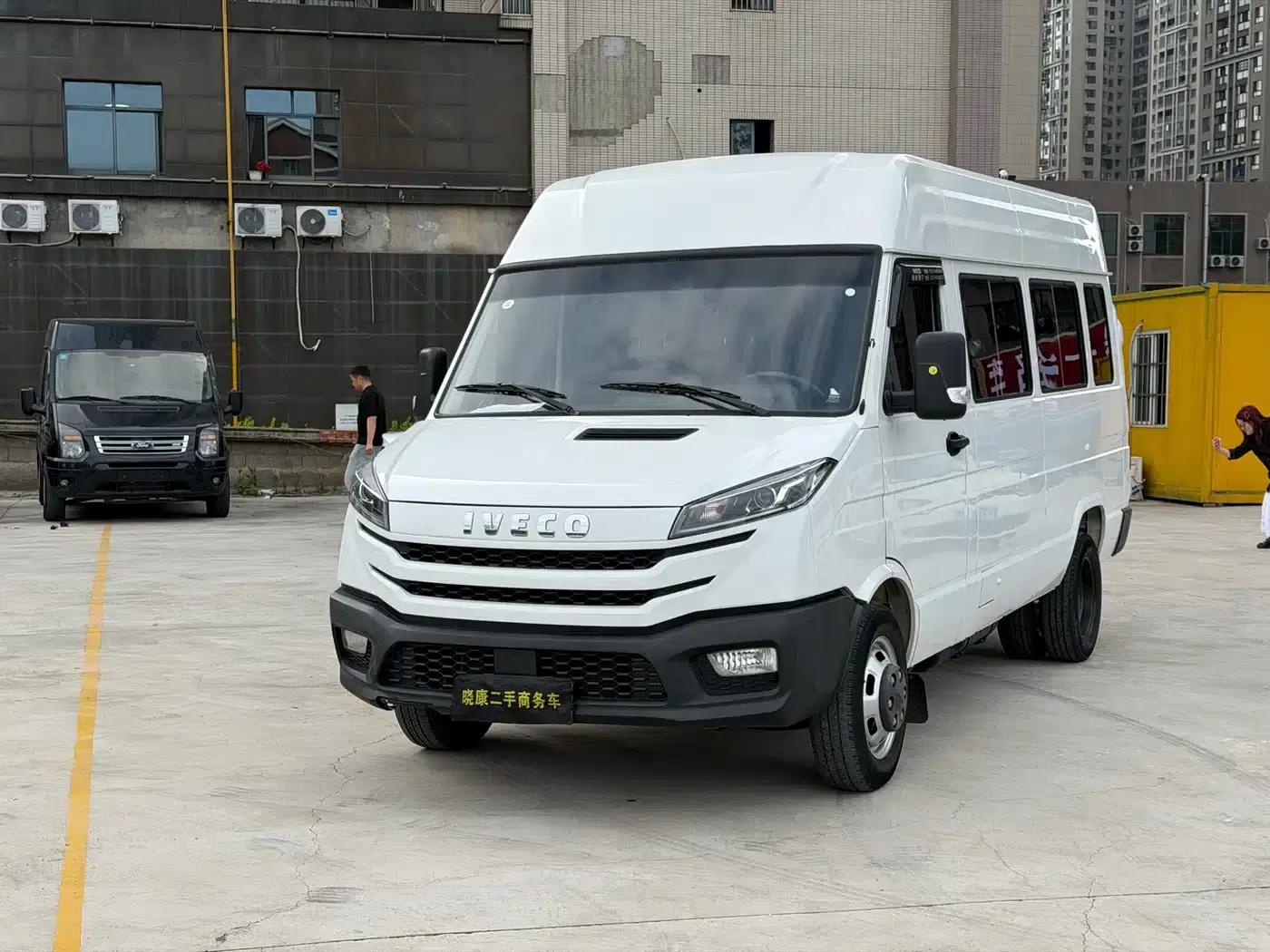 Iveco DeYi 2023 2.5T A37M1 Long Wheelbase Mid-Roof Dual Tire Manual Door 5-9 Seat — миниатюра 1